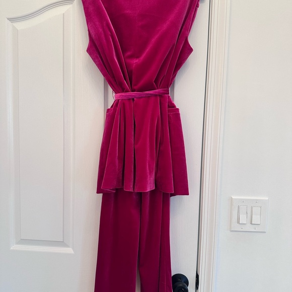 🩷Valentines Day❤️Pink velvet pant suit size medium. Skies are blue. - Picture 8 of 16